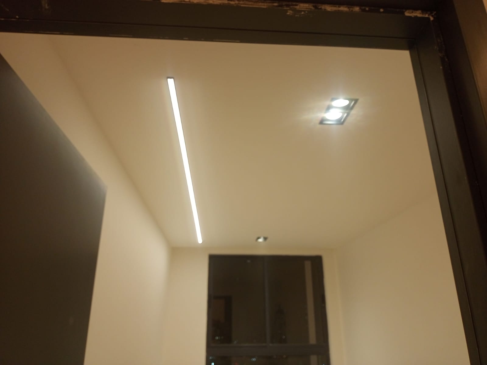 Instalação de luminárias, perfil de led em forro de gesso.