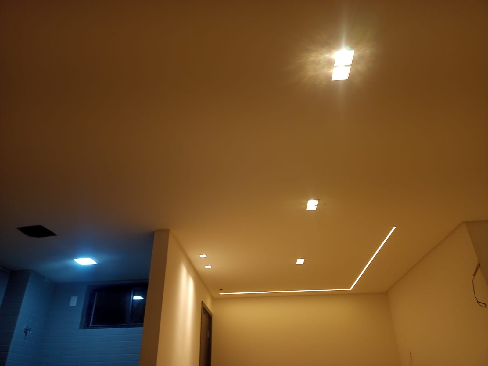 Instalação de luminárias, perfil de led em forro de gesso.