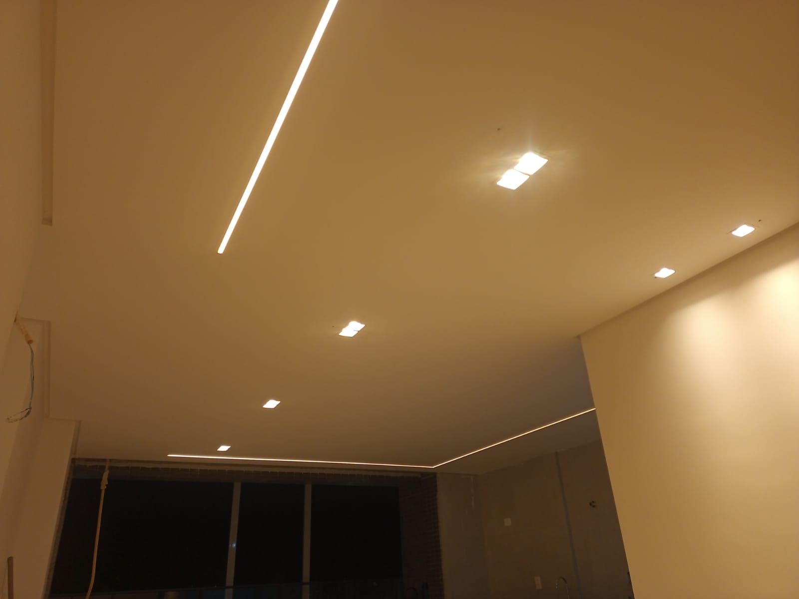 Instalação de luminárias, perfil de led em forro de gesso.