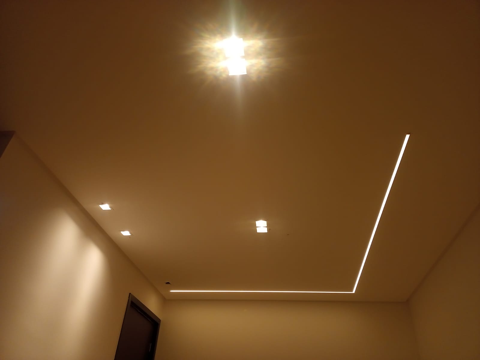 Instalação de luminárias, perfil de led em forro de gesso.