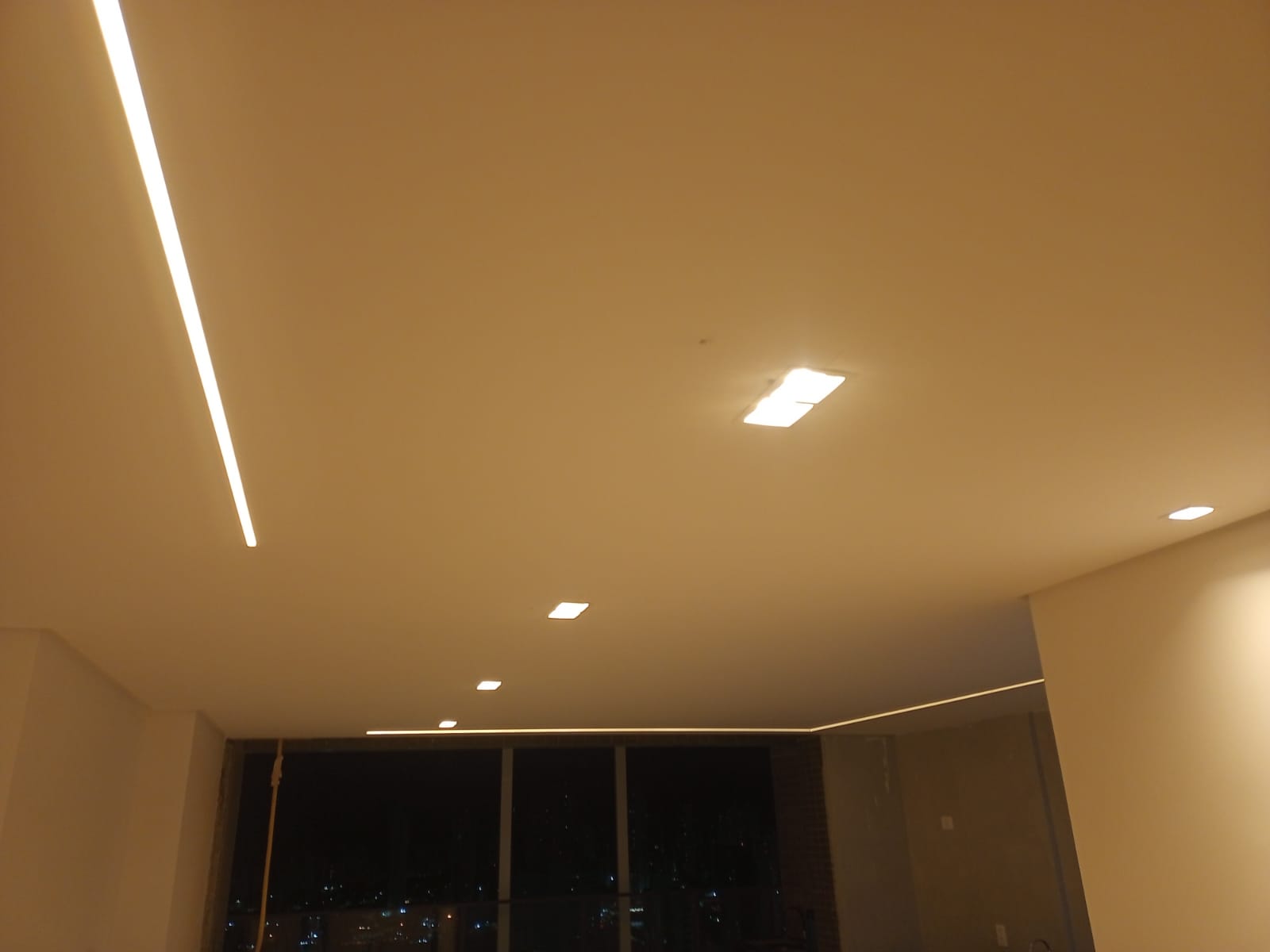 Instalação de luminárias, perfil de led em forro de gesso.