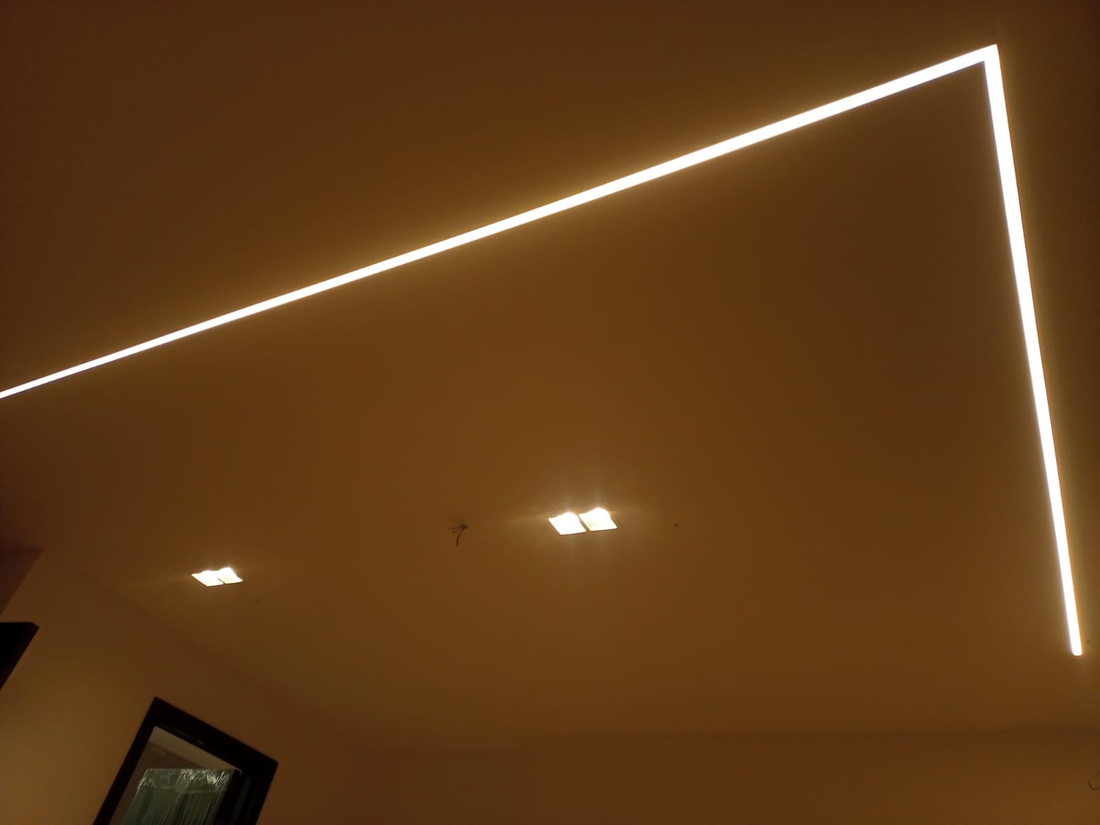 Instalação de luminárias, perfil de led em forro de gesso.