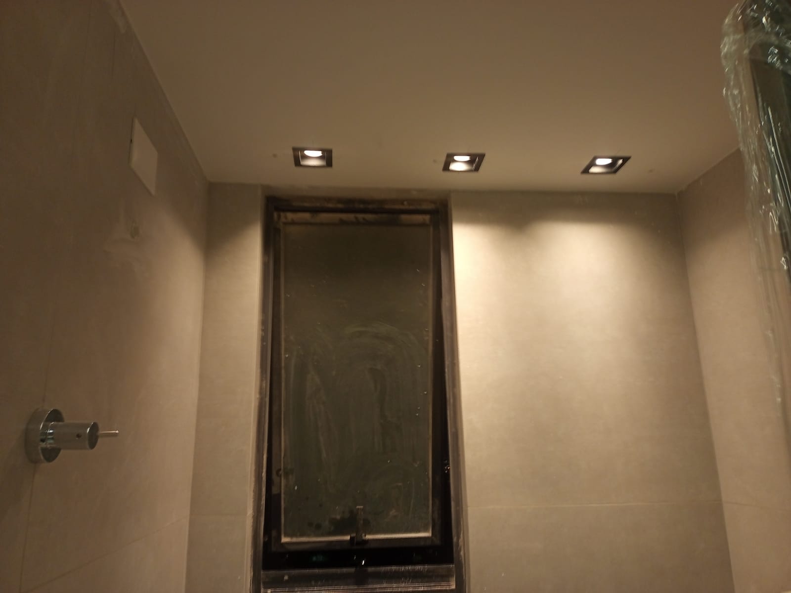 Instalação de luminárias, perfil de led em forro de gesso.