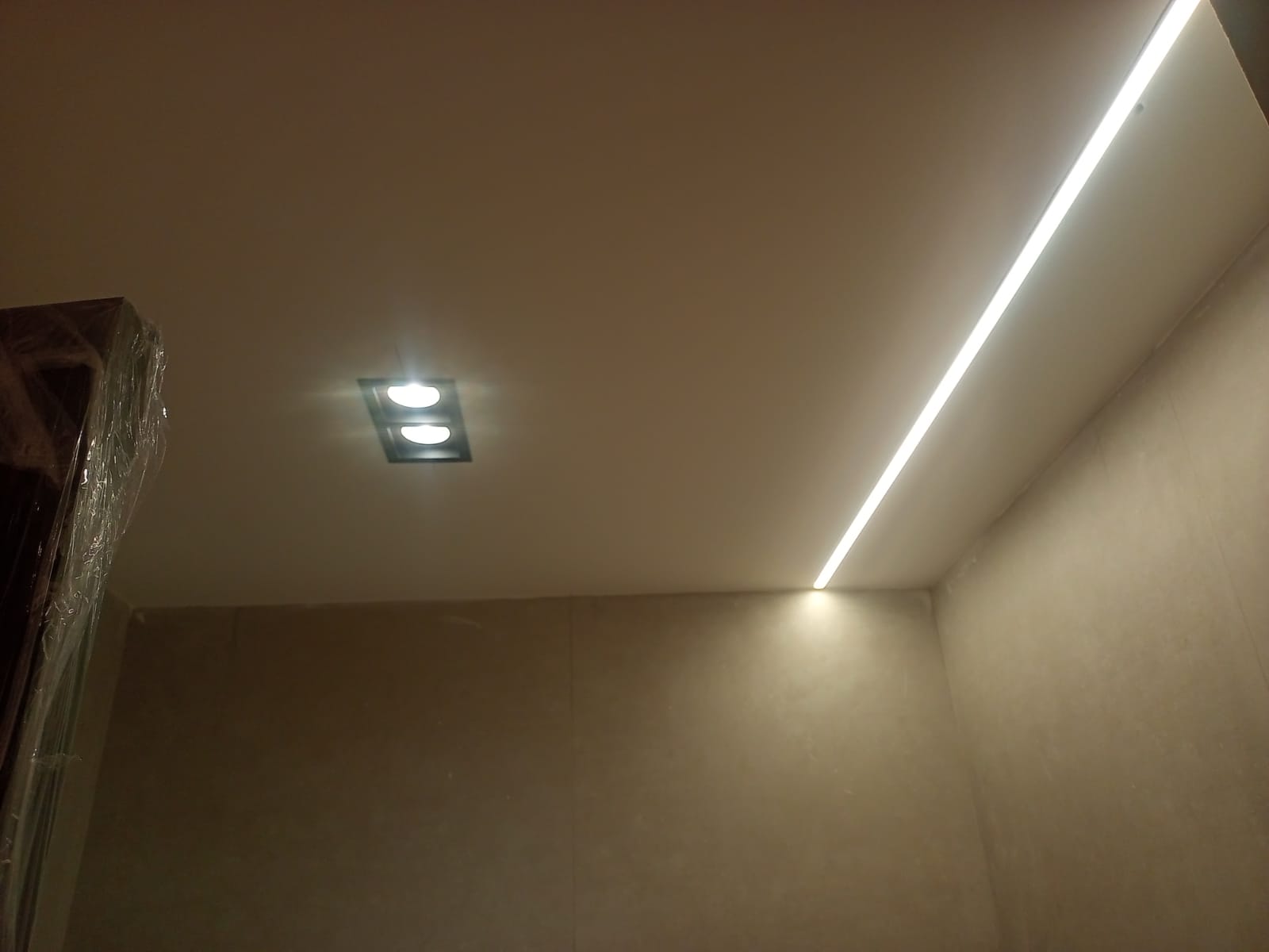 Instalação de luminárias, perfil de led em forro de gesso.
